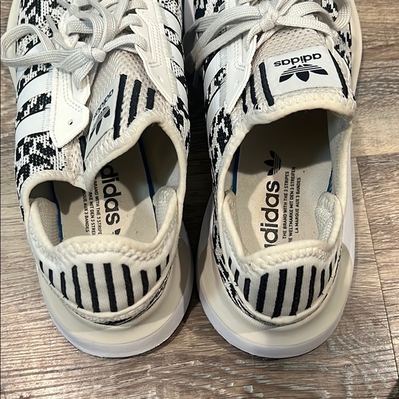 Adidas Shoes size 10 - Picture 3 of 5